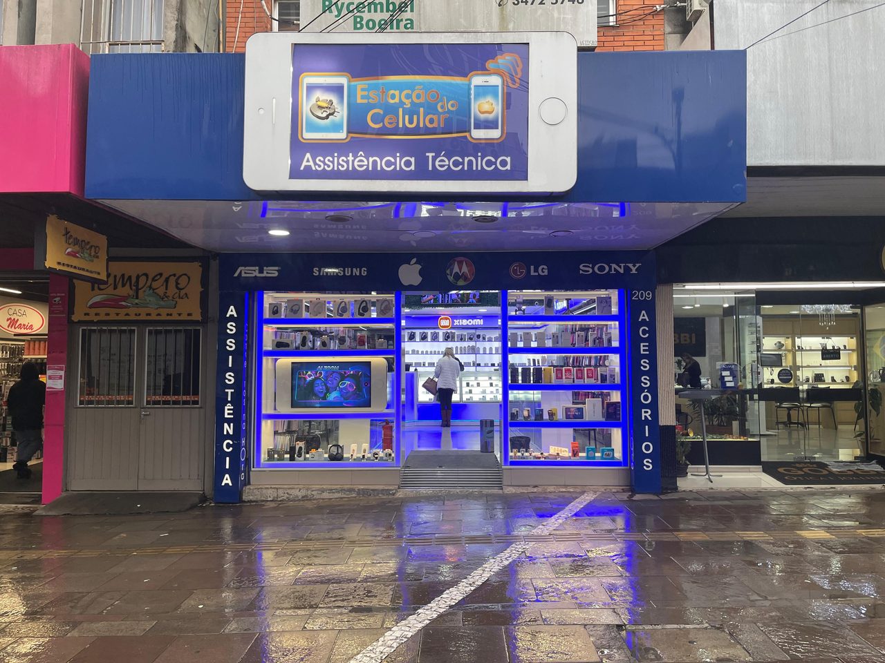 Interior da loja com acessórios e celulares